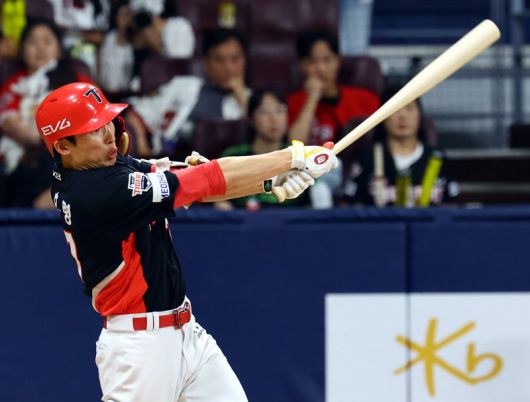 서울 구로구 고척스카이돔에서 열린 프로야구 2025 KBO리그 KIA 타이거즈 대 키움 히어로즈의 경기, 7회초 KIA 김호령이 2루타를 치고 있다.뉴시스