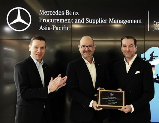 마티아스 바이틀 메르세데스-벤츠 코리아 대표이사(사진 왼쪽부터), 요르그 부르저 메르세데스-벤츠 그룹 AG 최고기술책임자, 슈테펜 마우어스베르거 아태지역 구매 및 협력사 품질관리 부사장이 14일 열린 메르세데스-벤츠 아태지역 구매 및 협력사 품질관리 조직 출범 행사에서 기념 촬영을 하고 있다. 메르세데스-벤츠 코리아 제공.