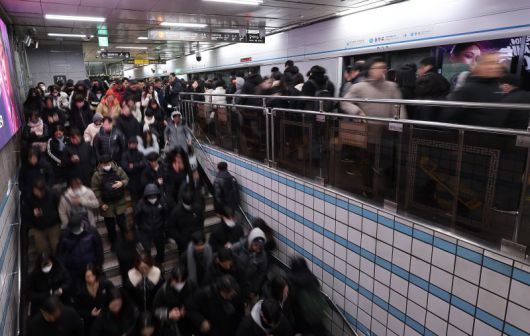 서울 시내버스 총파업 이틀 째인 14일 서울 중구 충무로역이 출근길 시민들로 붐비고 있다./사진=뉴스1