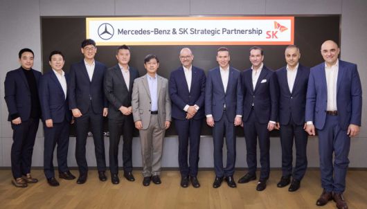 서울 을지로에 위치한 SKT타워에서 SK그룹과 메르세데스-벤츠 그룹의 주요 경영진이 미래 모빌리티 분야 협력 강화를 위한 전략적 파트너십을 논의하고 기념 촬영을 하고 있다. 티맵모빌리티 제공
