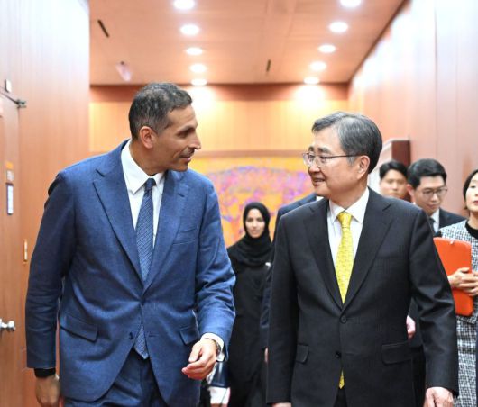 조현 외교부 장관(오른쪽)은 15일 칼둔 칼리파 알-무바락 아랍에미리트연합국(UAE) 행정청장을 면담했다. 외교부 제공