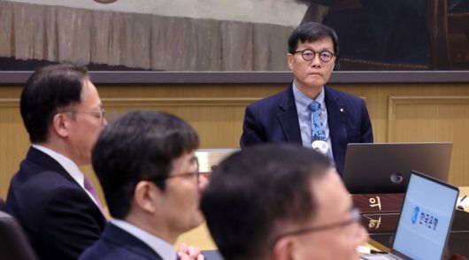 이창용 한국은행 총재가 15일 오전 서울 중구 한은 본관에서 열린 금융통화위원회 본회의를 주재하고 있다. 뉴스1