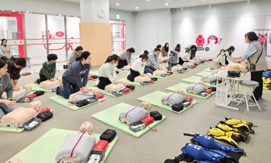 대한항공·아시아나항공 임직원과 가족이 지난 14일 서울 강서구 마곡안전체험관에서 응급처치 교육을 받고 있다. 대한항공 제공