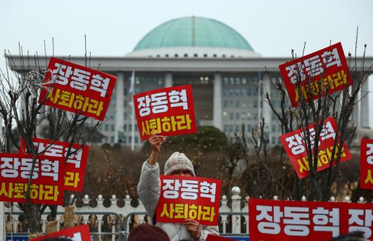 한동훈 전 국민의힘 대표 지지자들이 15일 오전 서울 여의도 국회 앞에서 한 전 대표 제명 철회 및 장동혁 대표 사퇴를 촉구하는 기자회견을 열고 구호를 외치고 있다. 뉴시스