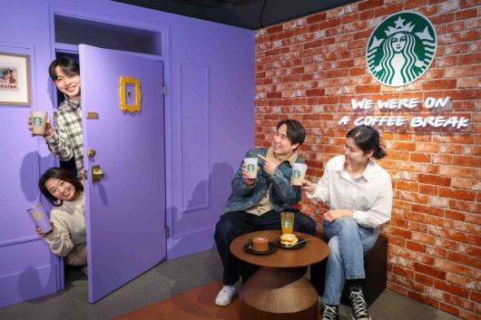프렌즈 팝업 스토어의 모니카 대문 앞에서 모델들이 사진을 찍고 있다. 스타벅스 코리아 제공
