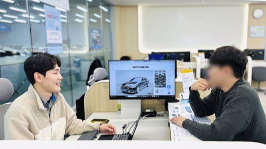 리본카 청라지점에서 고객이 중고차 전문 세일즈매니저에게 상담을 받고 있다. 리본카 제공.