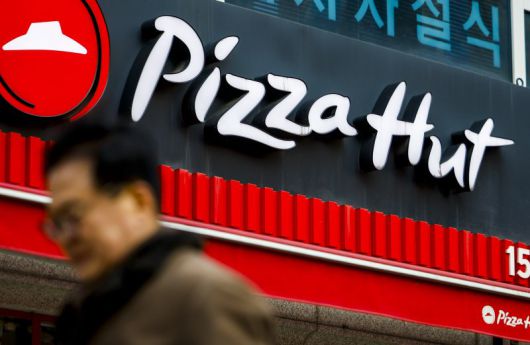 지난 14일 서울 시내 피자헛 매장 앞에서 시민들이 이동하고 있다. 뉴시스