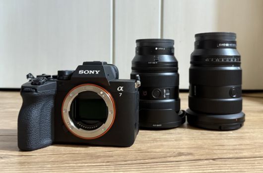 왼쪽부터 소니 'Alpha 7 V(A7M5)', 광각(16~35mm) 렌즈 SEL1635GM2, 표준 화각(24~70mm) 렌즈 SEL2470GM2. 사진=최혜림 기자