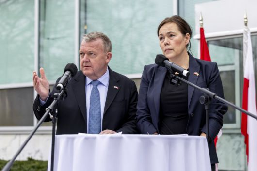 14일(현지시간) 미국 워싱턴DC의 덴마크 대사관에서 라르스 뢰케 라스무센 덴마크 외무장관(왼쪽)과 비비안 모츠펠트 그린란드 외무장관이 기자회견을 하고 있다.EPA연합뉴스