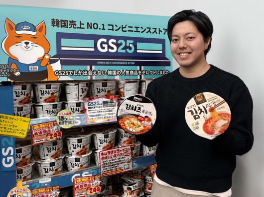 GS25 모델이 '오모리' 시리즈를 들고 포즈를 취하고 있다. GS리테일 제공