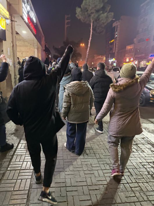 지난 8일(현지 시간) 이란 테헤란에서 반정부 시위대가 구호를 외치며 거리를 행진하고 있다. 뉴시스