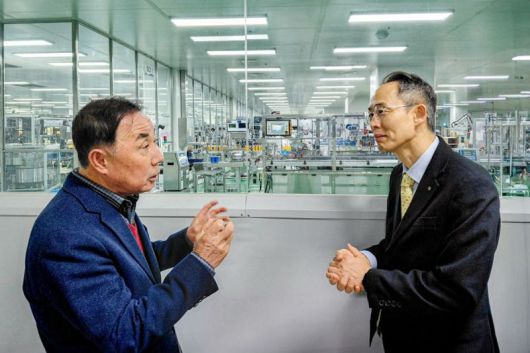 황기연(오른쪽) 한국수출입은행장이 15일 충북 음성에 있는 코스메카코리아 본사를 찾아 지재성 코스메카코리아 부회장과 대화하고 있다. 수출입은행 제공