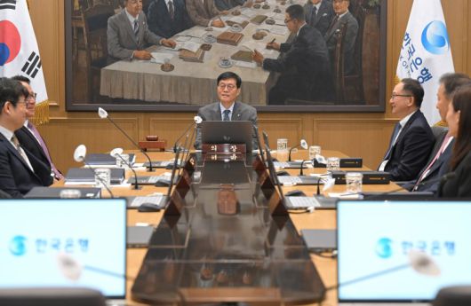 이창용 한국은행 총재가 지난해 11월 27일 오전 서울 중구 한국은행 본관에서 열린 금융통화위원회 본회의를 주재하고 있다. 뉴시스