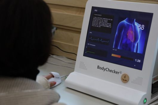 양평 미리내힐빙클럽에 설치된 건강측정기                                   미리내힐빙클럽 실내정원