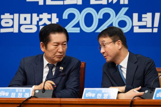 정청래 더불어민주당 대표와 한병도 신임 원내대표가 지난 12일 국회에서 열린 최고위원회의에서 대화하고 있다. 뉴스1