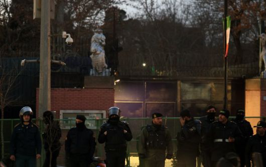 이란 시위 진압 경찰들이 14일(현지시간) 수도 테헤란의 영국 대사관을 경비하고 있다. EPA 연합