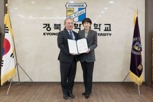 정경희 경북과학대 대외협력본부장(오른쪽)이 국제교류와 지역발전 공로로 경북지사 표창을 수상한 뒤 정은재 총장과 기념촬영을 하고 있다. 경북과학대 제공