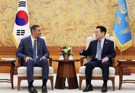 이재명 대통령이 15일 청와대에서 아랍에미리트(UAE) 칼둔 칼리파 알 무바라크 아부다비 행정청장을 접견하고 있다. 연합뉴스