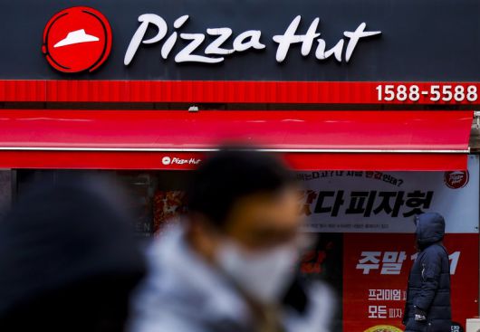 서울 시내에 피자헛 매장 앞에서 시민들이 이동하고 있다. 뉴시스