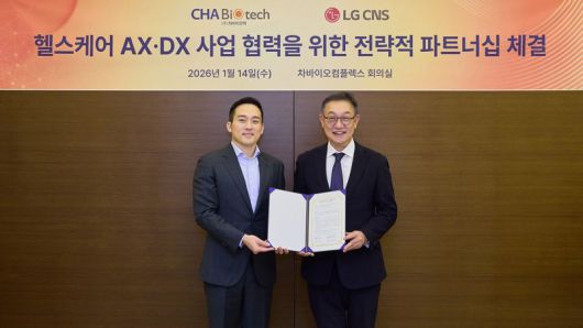 LG CNS CEO 현신균 사장(오른쪽)과 차바이오그룹 차원태 부회장이 지난 14일 열린 지분 투자 및 AX·DX 사업 협력을 위한 전략적 파트너십 협약식에서 기념사진을 촬영하고 있다. LG CNS 제공