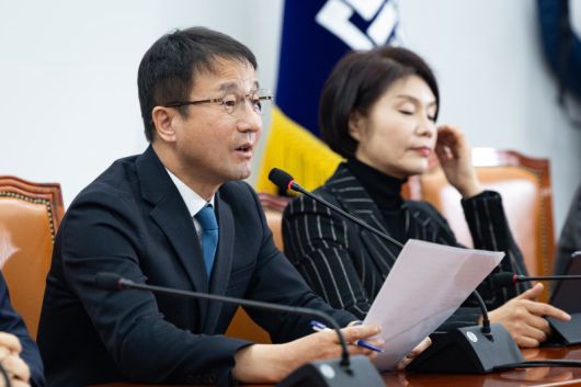 한병도 더불어민주당 원내대표가 15일 서울 여의도 국회에서 열린 정책조정회의에서 모두 발언을 하고 있다. 뉴스1