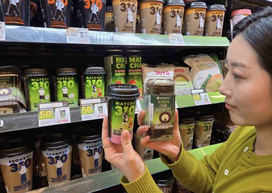 이마트24 매장에서 모델이 말차 관련 상품을 손에 들고 바라보고 있다. 이마트24 제공