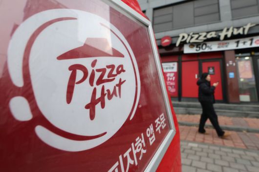 15일 서울 시내 한 피자헛 매장 앞을 시민이 지나가고 있다. 뉴시스
