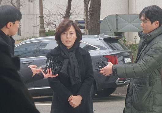 '1억원 공천 헌금' 의혹을 받고 있는 김경 서울시의원이 15일 오전 서울경찰청 마포청사에 출석하며 취재진의 질문에 답하고 있다. 사진=최승한 기자