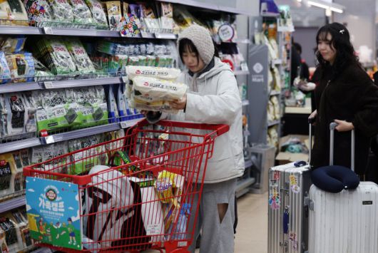 서울 시내의 한 대형마트에서 외국인 관광객들이 김을 구매하고 있다. 뉴시스