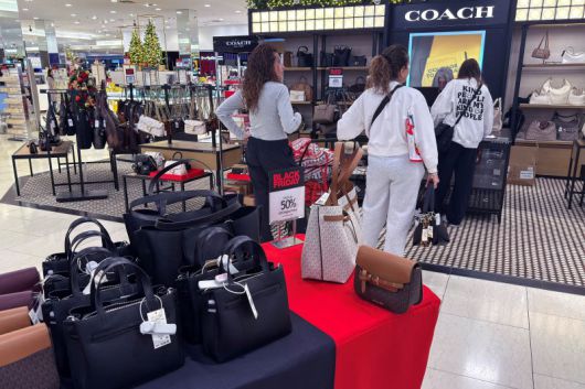 지난해 11월 28일 미국 뉴욕의 한 쇼핑몰에서 쇼핑객들이 계산을 위해 기다리고 있다.로이터연합뉴스