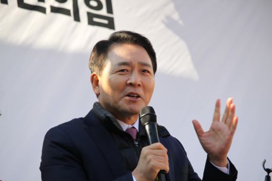 성일종 국민의힘 의원이 지난해 11월 26일 충남 천안시 신부동 신세계백화점 앞에서 열린 민생회복 법치수호 국민대회에서 연설을 하고 있다. 뉴시스