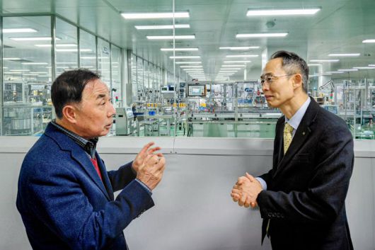 황기연 한국수출입은행장(오른쪽)이 15일 충북 음성에 위치한 기업을 방문해 대화하고 있다. 수출입은행 제공
