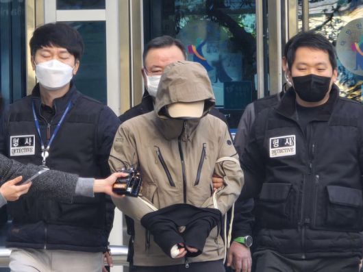 지난해 10월 28일 오전 서울 강북구 수유동의 한 식당에서 흉기를 휘둘러 1명을 숨지게 한 50대 남성(가운데)이 구속 전 피의자 심문(영장실질심사)을 마친 뒤 서울북부지법을 나서고 있다. 사진=서지윤 기자