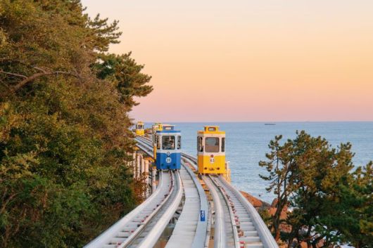 시그니엘 부산, 해운대 블루라인파크’ 해변열차. 롯데호텔앤리조트 제공