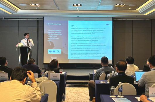 에스와이유 IR 담당자(맨 앞)가 베트남 현지에서 투자자 및 산업계 관계자들에 자사의 플랫폼 서비스를 소개하고 있다. 부산창조경제혁신센터 제공