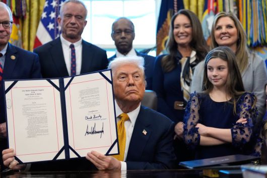 도널드 트럼프 미국 대통령이 14일(현지시간) 엔비디아의 인공지능(AI) 칩 'H200'처럼 미국으로 수입됐다가 재수출되는 반도체에 대해 25% 관세를 부과하는 행정명령에 서명했다. 반도체를 국가안보 품목으로 규정한 조치로, 향후 반도체 전반으로 관세 적용을 확대할 전망이다. 이날 트럼프 대통령이 워싱턴DC 백악관 집무실에서 공립학교들이 학생들에게 일반우유를 제공할 수 있게 하는 내용의 상원 통과 법안에 서명한 뒤 이를 들어 보이고 있다. AP연합뉴스