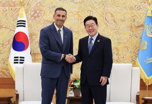 이재명 대통령이 15일 청와대 본관에서 칼둔 칼리파 알 무바라크 아랍에미리트(UAE) 아부다비 행정청장 접견에 앞서 악수하고 있다. 뉴스1