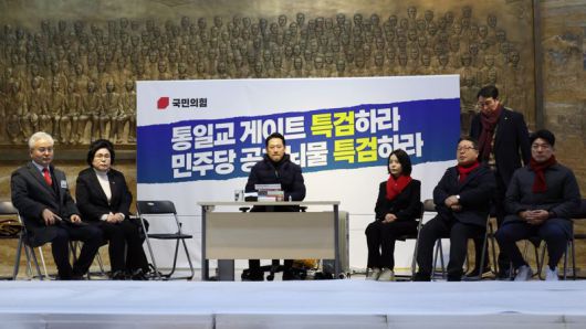 국민의힘 장동혁 대표가 16일 국회 로텐더홀에서 단식 2일 차를 맞이하고 있다. 사진=서동일 기자