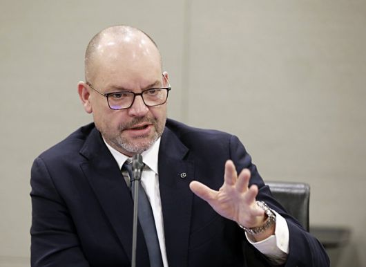 메르세데스-벤츠는 요르그 부르저 최고기술책임자(CTO)가 15일 한국을 방문해 기자들과 간담회를 하고 있는 모습. 부르저 CTO는 "한국은 단순한 차량 판매 뿐 아니라 공급망 차원의 기술 협력에서 매우 중요한 나라"라고 말했다. 연합뉴스