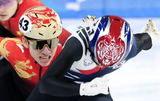 중국 헤이룽장성 하얼빈 빙상훈련센터 다목적홀에서 열린 하얼빈 동계아시안게임 쇼트트랙 남자 1,500m 결승에서 박지원이 역주하고 있다. 왼쪽은 중국 대표팀 린샤오쥔(한국명 임효준).뉴스1