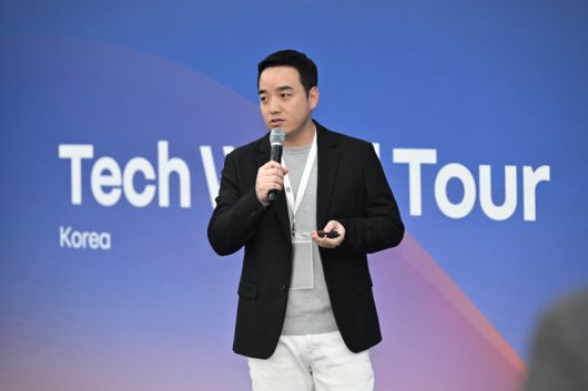 박서하 티맵모빌리티 부사장이 14일 경기 용인시 기흥구의 르노코리아 중앙연구소에서 진행된 르노 그룹의 '테크 월드 투어'에서 발언하고 있다. 티맵모빌리티 제공