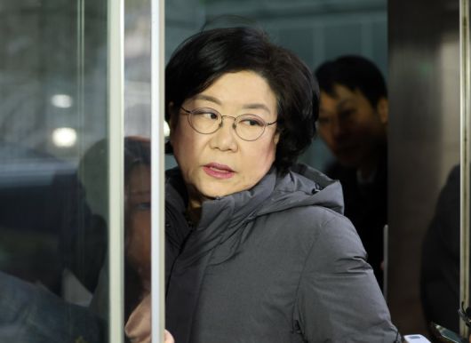 이혜훈 기획예산처 장관 후보자가 15일 오전 서울 중구 예금보험공사에 마련된 인사청문회 준비 사무실로 출근하며 취재진을 뒤돌아보고 있다. 뉴시스