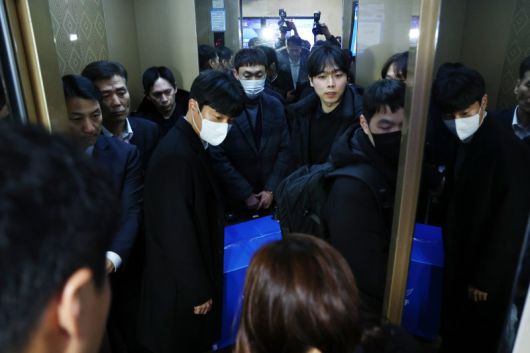 지난 14일 서울 여의도 국회 의원회관 김병기 전 민주당 원내대표 의원실에서 경찰이 ‘공천헌금’ 혐의에 대한 압수수색을 마치고 이동하고 있다. 뉴시스