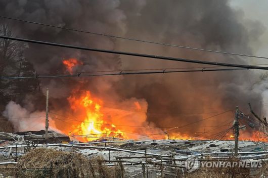 서울 강남구 구룡마을에 화재가 발생, 오세훈 서울시장이 시민 생명과 안전을 최우선으로 보고 대응하라고 긴급 지시했다. 연합뉴스