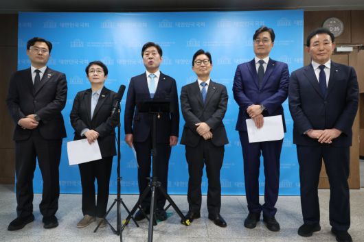 황명선 더불어민주당 대전충남특별시 추진단 상임위원장이 19일 오전 서울 여의도 국회 소통관에서 열린 대전충남특별시 추진 관련 기자회견을 마치고 취재진의 질문에 답변하고 있다. 뉴시스