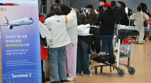 아시아나항공이 인천국제공항 제2여객터미널(T2) 운항을 개시한 14일 오전 인천국제공항 제2터미널에서 여행객들이 탑승 수속을 하고 있다. 사진=박범준 기자
