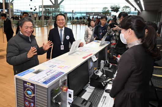 아시아나항공이 인천공항 제2여객터미널 운항을 개시한 14일 인천국제공항 2터미널에서 이학재 인천공항공사 사장과 김성무 아시아나항공 인천공항서비스 지점장이 현장점검을 하고 있다. 사진=박범준 기자