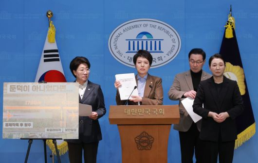 국회 12·29 여객기 참사 진상규명을 위한 국정조사 특별위원회 야당 간사인 국민의힘 김은혜 의원이 9일 국회 소통관에서 콘크리트 둔덕이 사고 피해 규모를 키운 결정적 요인이라며 책임자 처벌을 위한 현행법 개정과 철저한 수사를 촉구하고 있다. 왼쪽부터 특위 소속 국민의힘 이달희 의원, 김 의원, 서천호 의원. 연합뉴스