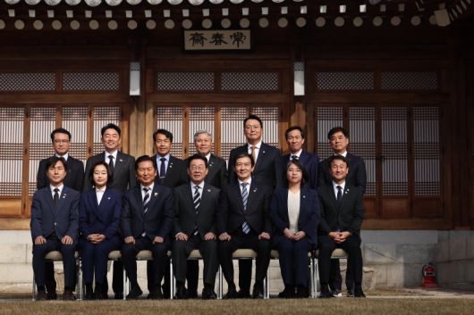 이재명 대통령이 16일 청와대 상춘재에서 열린 정당 지도부 초청 오찬에서 정당 지도부들과 기념촬영을 하고 있다. 뉴시스