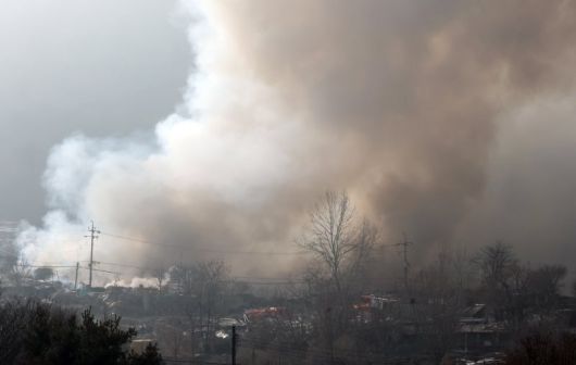 16일 서울 강남구 개포동 구룡마을에서 연기가 치솟고 있다. 뉴스1